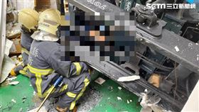 新／彰化吊具自五樓墜落　砸工人命危(圖/翻攝畫面)