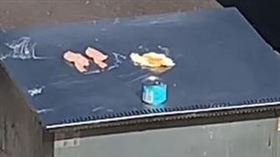 太陽下烹飪。（圖／翻攝自丹尼抖音影片）