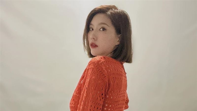 妖嬌衣服直接脫了　胸前春光外洩超辣