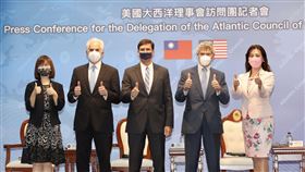 美國大西洋理事會訪問團記者會美國大西洋理事會訪問團記者會19日下午在外交部舉行，前美國國防部長艾斯培（Mark Esper）（中）、前義大利總統外交顧問史德方尼尼（Stefano Stefanini）（右2）、大西洋理事會資深副會長博貝利（Barry Pavel）（左2）出席，與外交部發言人歐江安（右）、北美司副司長陳慧蓁（左）比讚合影。中央社記者張皓安攝  111年7月19日
