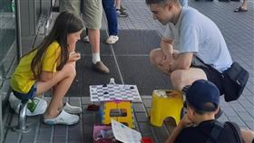 烏克蘭10歲國際跳棋世界冠軍　街頭下棋替烏軍募款（圖／翻攝自Anton Gerashchenko推特）