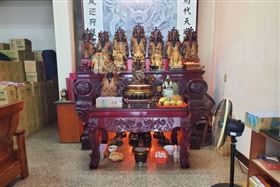 租客簽長約入住多「15尊」房東傻眼（圖／翻攝自爆料公社）