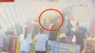 基隆廟口濺血！攤商遭人持剪刀猛刺