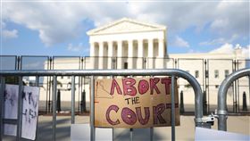 不滿墮胎權判決  美民眾籲廢除最高法院美國最高法院外圍牆上掛著「把法院廢掉」的示威牌。中央社記者徐薇婷華盛頓攝 111年6月26日