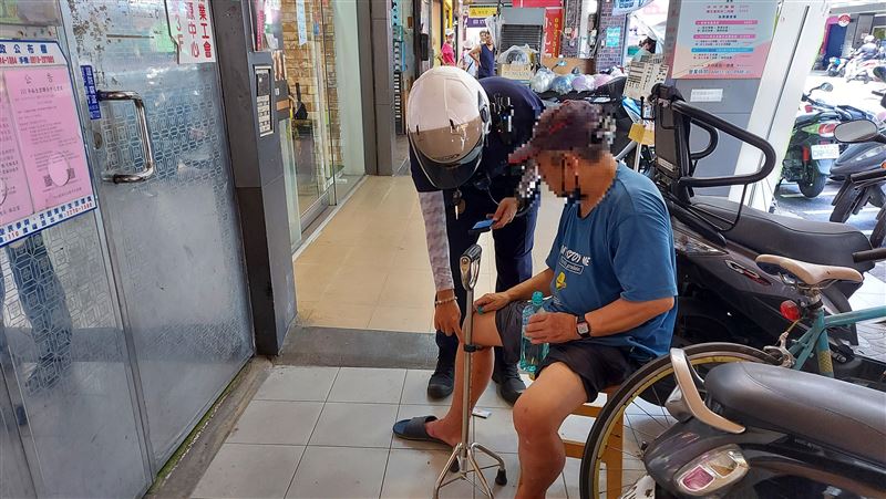 不敵酷暑！男倒臥街頭　警暖心送返家