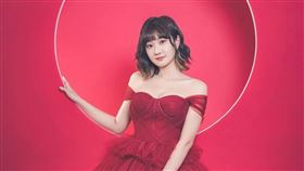 由於《炎上》座椅為紅色所以改變禮服。（圖／翻攝自愛莉莎莎 Alisasa IG）