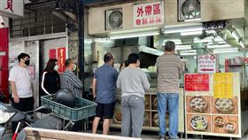 疫情持續延燒　民眾餐飲改採外帶國內COVID-19確診個案不斷增加，許多餐飲、小吃、早餐店業者自動升級防疫警戒，暫時停止內用，民眾也改採外帶。中央社記者郭日曉攝  111年5月15日