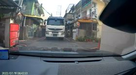 苗栗市，大貨車，誤信導航卡窄巷，撞破民宅遮雨棚 (圖／翻攝畫面)