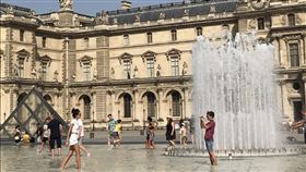 法國夏季兩波熱浪  估計1500人喪生今年夏天兩波熱浪侵襲法國，在各地創下新高溫紀錄。整體來說，6、7月的死亡人數比平均多了約1500人，估計與熱浪有關。圖為7月25日熱浪高峰期的景象。中央社記者曾依璇巴黎攝  108年9月8日