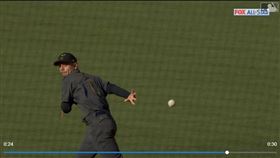 ▲希曼尼茲（Andres Gimenez）秀「背後傳球」美技。（圖／翻攝自MLB官網）