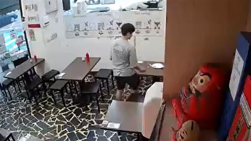不滿蚵仔煎有蟲！奧客亂擠辣椒醬報復