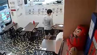 不滿蚵仔煎有蟲！奧客亂擠辣椒醬報復