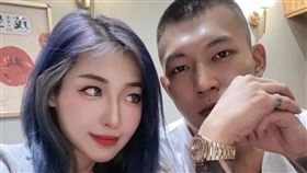 鳳梨、女友（圖／翻攝自鳳梨臉書）