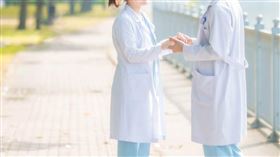 醫師,護理師,辦公室戀情,（示意圖／翻攝自unsplash）