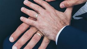 最高法院先前推翻「羅訴韋德案」，終結憲法對墮胎權的保護後，美國聯邦眾議院今天通過法案保障同性婚姻權。（圖／翻攝自Unsplash圖庫）
