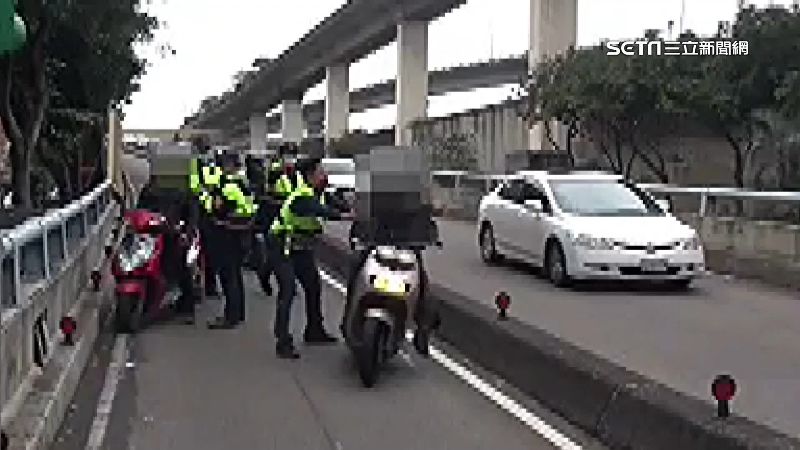可惡！酒駕男催油門衝撞　警驚險閃過