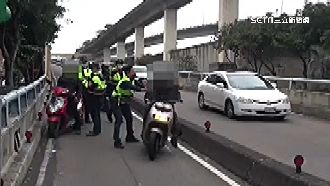 可惡！酒駕男催油門衝撞　警驚險閃過