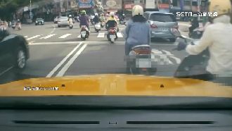 車「騎偏」連2撞　肇事者揚長而去