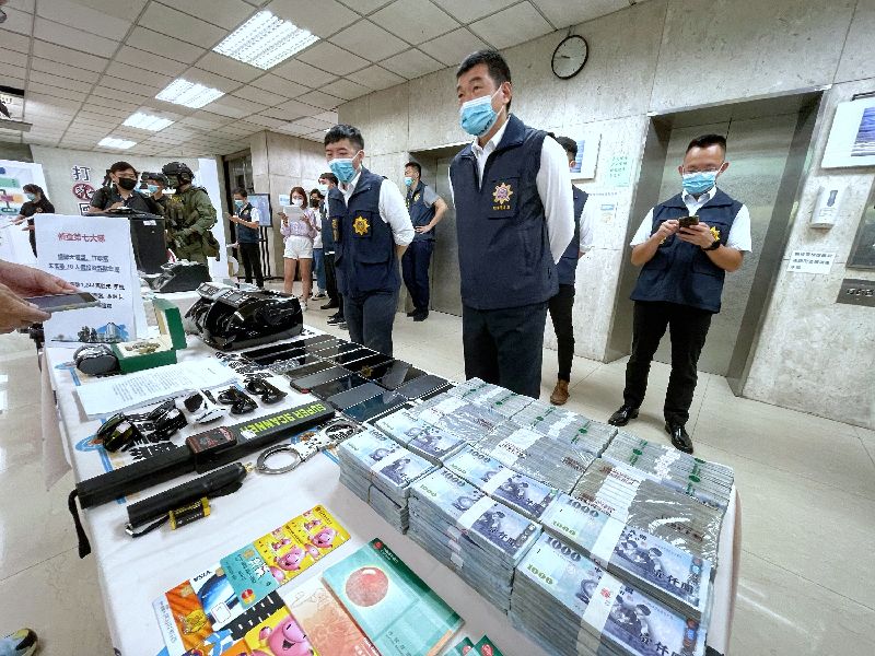 警政署刑事局日前舉行「新世代打擊詐欺策略行動綱領」暨執行成果說明記者會，展示各項打擊詐騙成果