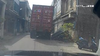 35噸貨櫃車「卡」小巷　里長急救援