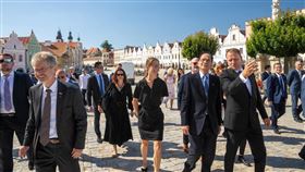 立法院長游錫堃率團出訪捷克，前往捷克參議院議長維特齊家鄉、世界文化遺產泰爾奇訪問。(圖／翻攝自臉書)