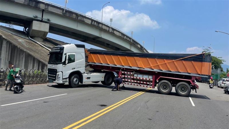 砂石車違規迴轉！　騎士慘遭擊落受傷