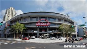 ▲新竹市立棒球場外觀。（圖／記者劉彥池攝影）