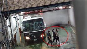 ▲詐騙林百里妻子，向多名政商名流詐騙3.7億餘元的名媛朱立安(中)穿深藍色球衣，紮馬尾、戴眼鏡、口罩，完全沒有名媛模樣。（圖／翻攝畫面）