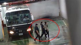 ▲詐騙林百里妻子，向多名政商名流詐騙3.7億餘元的名媛朱立安(中)穿深藍色球衣，紮馬尾、戴眼鏡、口罩，完全沒有名媛模樣。（圖／翻攝畫面）