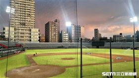 ▲新新竹球場的LED燈。（圖／記者蕭保祥攝影）