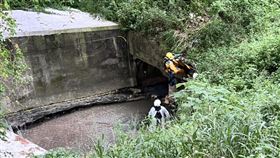 ▲台中西屯工業區工業十六路大排水溝內，1名男子陳屍涵洞。（圖／翻攝畫面）