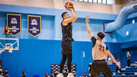 陳信安在體測會對抗賽與狀元熱門張鎮衙對位。（圖／PLG提供）