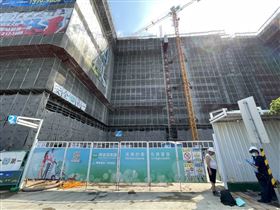 ▲桃園中壢青埔地區一大樓建案發生工人墜樓意外，胡姓工人自15樓墜落3樓管道間，現場無護欄，勞檢才對該建案開罰12萬元沒多久。（圖／翻攝畫面）
