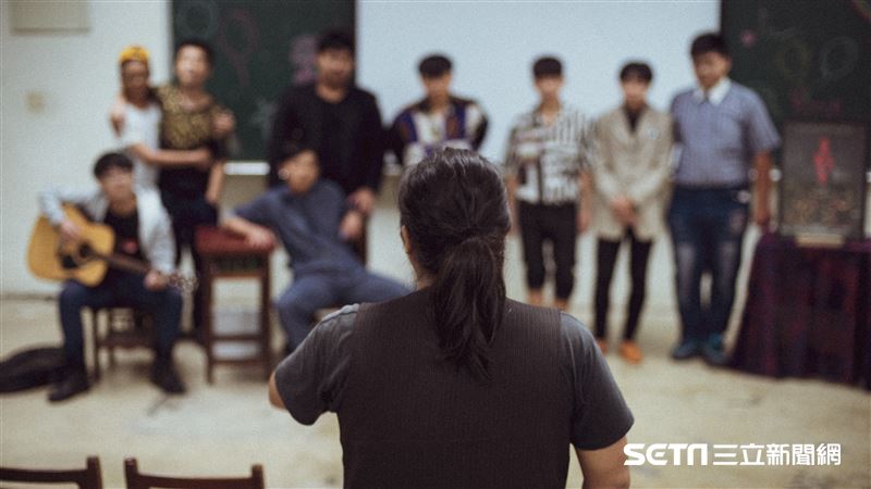 戲劇感染中輟生　余浩瑋獲義行獎肯定