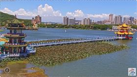 ▲高雄市蓮池潭風帆翻覆意外，失蹤的蔡姓教練與死亡的9歲男童在蓮池潭上一對一風帆教學最後身影。（圖／翻攝自高雄旅遊網）