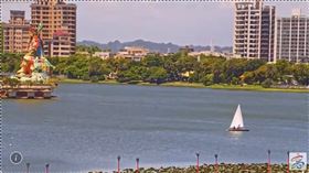 ▲高雄市蓮池潭風帆翻覆意外，失蹤的蔡姓教練與死亡的9歲男童在蓮池潭上一對一風帆教學最後身影。（圖／翻攝自高雄旅遊網）