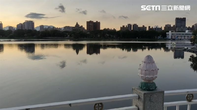 高雄市左營區知名景區蓮池潭，昨天（19日）發現浮屍。（圖／翻攝畫面）