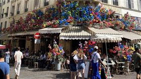 法國夏季熱浪  民眾躲進咖啡廳避暑豔陽高照，熱浪來襲的夏日午後，巴黎市中心的咖啡廳人潮絡繹不絕。除了世界各地的觀光客，更有為避暑鑽進店內的民眾。中央社記者曾婷瑄巴黎攝  111年7月21日