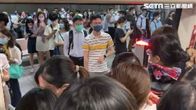 板南線人潮壅塞。（圖／翻攝畫面）