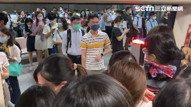 板南線列車延誤！人潮擠滿捷運畫面曝