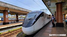 台鐵EMU3000(記者洪玲明攝影)