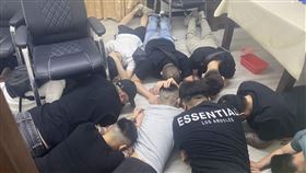 台中市中康二街，地下賭場詐賭，賭客鬥毆，警方壓制 (圖／翻攝畫面)