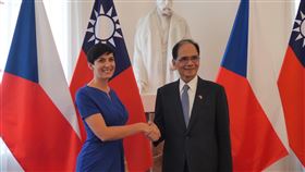 捷克眾議院議長歡迎立法院來訪捷克眾議院議長艾達莫娃（左）熱情迎接立法院院長游錫(方方土)（右）一行來訪。中央社記者林育立布拉格攝 111年7月21日