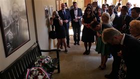 游錫(方方土)向柯佳洛遺像致敬立法院院長游錫(方方土)率團訪問捷克，20日拜會捷克參議院。游錫(方方土)（右2）和捷克參議院議長維特齊（右1）向已故參議院議長柯佳洛遺像鞠躬致敬。中央社記者林育立布拉格攝  111年7月21日