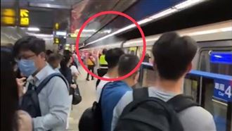 捷運板南線還在塞！車廂冒煙畫面曝光