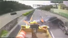 國一南下，苗栗三義到台中后里，開啟ACC跟車，休旅車強力追撞防撞車 (圖／翻攝自記者爆料網臉書)