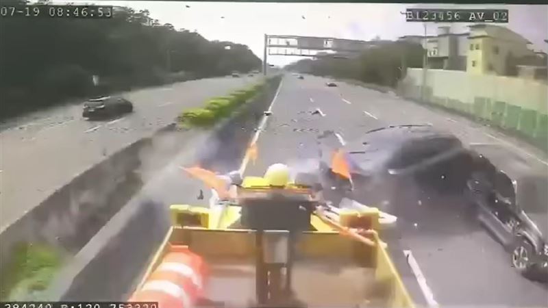 自動跟車沒看路！國道撞工程車影片曝