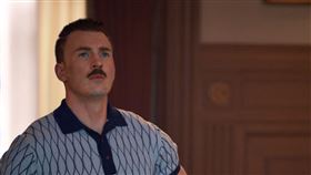 《灰影人》克里斯伊凡（左）難得在電影中飾演反派，右為潔西卡漢維克。（圖／Netflix提供）