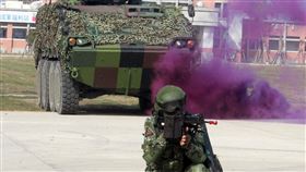 陸軍第四作戰區裝甲564旅戰備部隊官兵春節期間落實戰備整備，藉模擬反機降作戰「仿真實戰」場景，實施縮短距離「實兵對抗」演練，聯合防空作戰、戰場監偵、聯合火力打擊、戰車戰鬥隊攻擊、遠距狙殺、戰鬥隊形變換及火力追擊等課目，以顯示「聯合兵種營」獨立遂行聯合作戰能力。（記者邱榮吉/高雄拍攝）