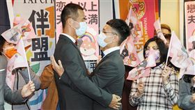 台日跨國同性伴侶爭取跨國同婚全面合法（1）台日跨國同性伴侶阿樹（中右）及有吉英三郎（中左）交往多年，因法律規定不能在台灣辦理結婚登記，兩人23日決定提起行政訴訟，爭取跨國同婚在台灣可全面合法。中央社記者郭日曉攝  111年2月23日